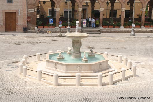 Fontana Piazza Enrico Mattei.jpg 300*460